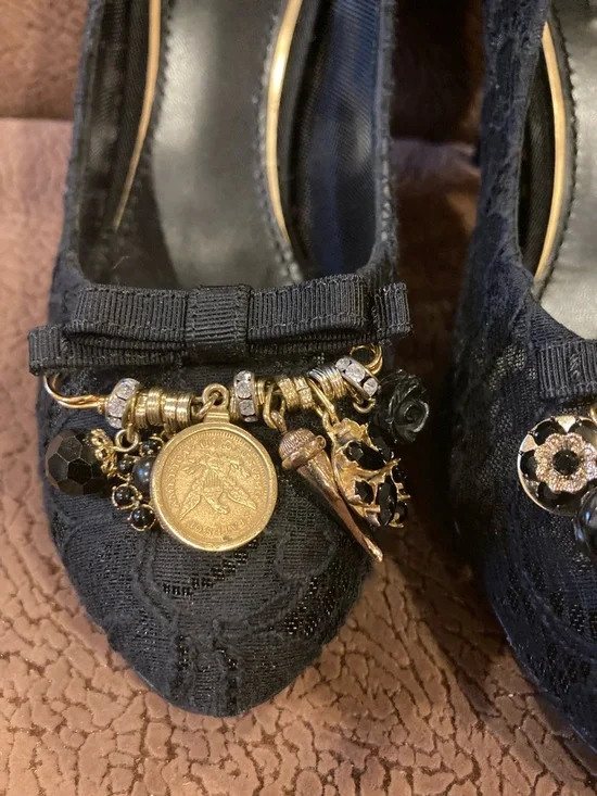 Dolce & Gabbana Bellucci Black Taormina Lace Pumps with Gold Charm Accents - Picture 5 of 9